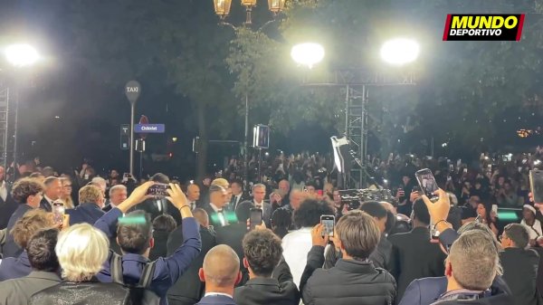 金球奖竞争者！巴萨一瞥东谈主抵达，现场有东谈主嘘并诟谇“**巴萨”
